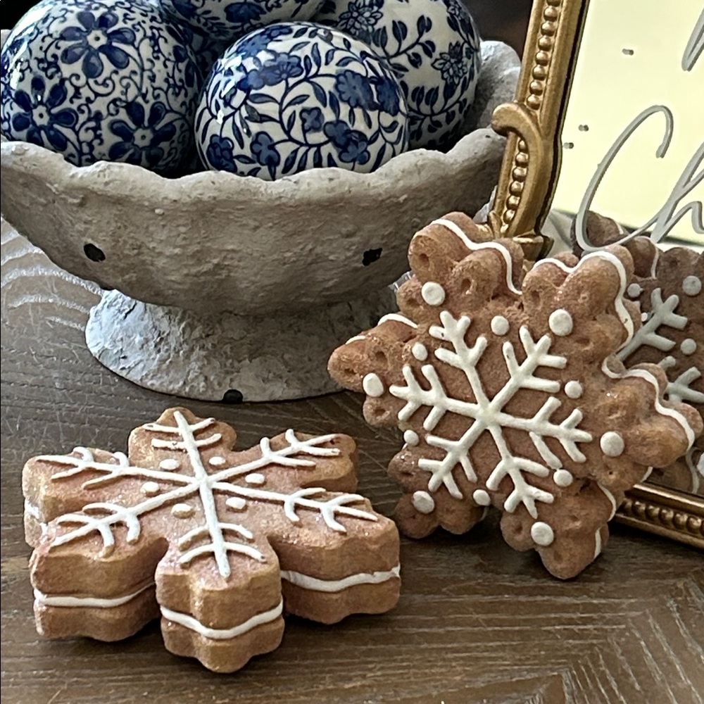 NEW! North Pole Mrs Clause Bakery SET/2 Gingerbread Snowflake Macaroon COOKIES